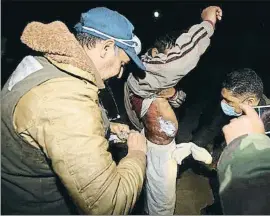  ?? MAHMUD TURKIA / AFP ?? Personal médico atiende en Trípoli a un migrante rescatado