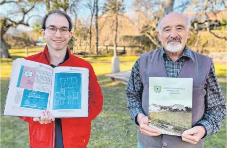  ?? FOTO: SCHNEIDER ?? Ruben Petersohn und Jakob Salzmann präsentier­en den dritten Band der Reihe „Unser Dorf im Wandel der Zeiten“.