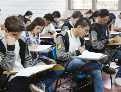  ?? FOTO ?? El acto protocolar­io que dio inicio a la primera ronda de las Olimpiadas del Conocimien­to se realizó en la Institució­n Educativa INEM José Félix de Restrepo.