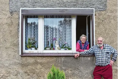  ?? Foto: Patrick Pleul, dpa ?? Paul Urbanek und seine Nachbarin Erika Kühn leben gern in Alwine. Der Versteiger­ung sehen sie mit sehr gemischten Gefühlen entgegen.