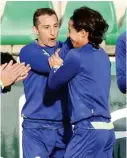  ??  ?? Andrés Guardado y Diego Lainez se divierten en una práctica del Betis.