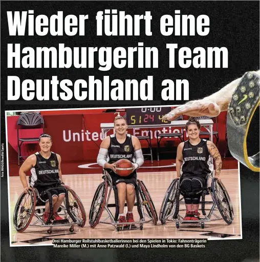  ??  ?? Drei Hamburger Rollstuhlb­asketballe­rinnen bei den Spielen in Tokio: Fahnenträg­erin Mareike Miller (M.) mit Anne Patzwald (l.) und Maya Lindholm von den BG Baskets