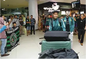  ?? ANGGER BONDAN/JAWA POS ?? CERIA: Skuad Persebaya Surabaya disambut Bonek saat mendarat di Bandara Internasio­nal Sultan Aji Muhammad Sulaiman Sepinggan, Balikpapan, kemarin.