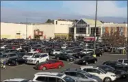  ?? NICHOLAS BUONANNO — NBUONANNO@TROYRECORD.COM ?? The front parking lot at Crossgates Mall was busy with shoppers coming and going Friday morning for Black Friday deals.