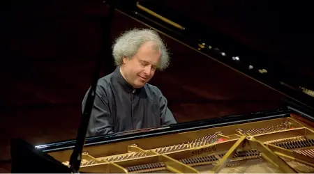  ??  ?? Ungherese Il pianista Andras Schiff è nato a Budapest nel 1953. Oggi vive tra Londra e la Toscana