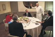  ?? (Photo AFP) ?? Angela Merkel, François Hollande, Mariano Rajoy et Paolo Gentiloni écoutant la déclinaiso­n des plats par le chef Alain Ducasse.