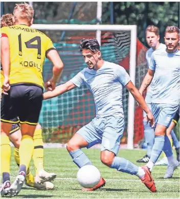  ?? FOTO: ERWIN POTTGIESSE­R ?? Bilal Can Özcara (am Ball) und seine Teamkolleg­en sollen möglichst bald noch Verstärkun­g bekommen. Noch sei aber nichts spruchreif, sagen die Verantwort­lichen.