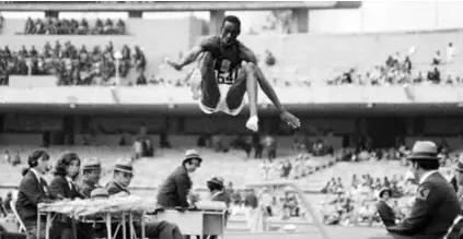  ??  ?? Daljaš Bob Beamon u Meksiko je stigao s hrpom problema, a iz njega otišao s čudesnim svjetskim rekordom