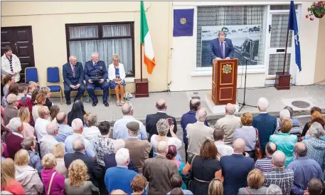  ?? All photos by Eve Mazurek ?? Family friend of the McCabes, Omar Fitzell, addresses the crowd at the unveiling of a plaque to Garda Jerry McCabe on Sunday. Mr Fitzell’s father, Paddy, designed the plaque which now takes pride of place on Garda McCabe’s family home on Bridge Street.