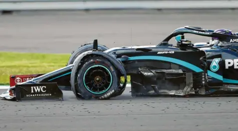  ?? Foto: Andrew Boyers, dpa ?? Schaden links vorne: Mit nur drei funktionsf­ähigen Reifen steuert Lewis Hamilton seinen Mercedes ins Ziel und gewinnt.