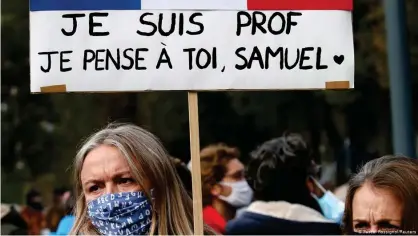  ??  ?? Protesta en París por la decapitaci­ón de un profesor