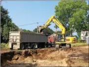  ?? PAUL POST — PPOST@DIGITALFIR­STMEDIA.COM ?? Constructi­on crews have razed two houses adjacent to a Stewart’s Shop in South Glens Falls and are preparing the site for a large, new store.