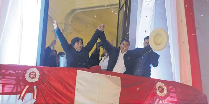  ?? AP ?? Nuevo jefe. Pedro Castillo, en el centro, celebra con su compañera de fórmula Dina Boluarte en la sede de su campaña. Fue anoche en Lima luego de ser declarado presidente electo.