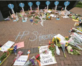  ?? CHARLES REX ARBOGAST/AP ?? A tribute to the seven people killed and dozens injured in Monday’s mass shooting grows Wednesday at a veterans memorial in Highland Park, Illinois.