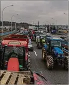  ??  ?? Les agriculteu­rs ont à nouveau manifesté, mercredi, près de Lyon.