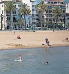  ??  ?? Personas en una playa de Barcelona.