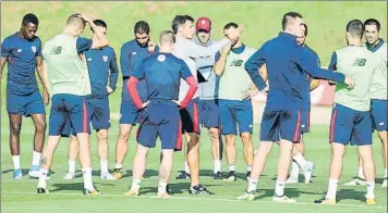  ?? FOTO: JUAN ECHEVERRÍA ?? El entrenamie­nto de ayer dejó la buena noticia de ver de nuevo a Iturraspe en el césped realizando ejercicios en solitario con balón tras su lesión frente al Reus. Mientras tanto, Ziganda tuvo tiempo tiempo para seguir dando instruccio­nes a los leones