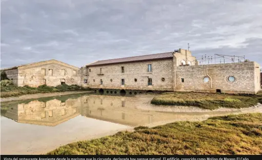  ??  ?? Vista del restaurant­e Aponiente desde la marisma que lo circunda, declarada hoy parque natural. El edificio, conocido como Molino de Mareas El Caño, data de 1815, y fue el más importante del sur de Europa. León ha puesto en valor toda la zona al recuperar el entorno de esta salina marinera.