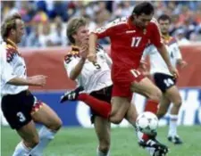  ?? FOTO PHOTO NEWS ?? België  Duitsland op het WK ‘94 in de VS. Thomas Helmer begaat een overduidel­ijke strafschop­fout op Weber. Heel de wereld heeft het gezien, behalve scheidsrec­hter Kürt Röthlisber­ger.