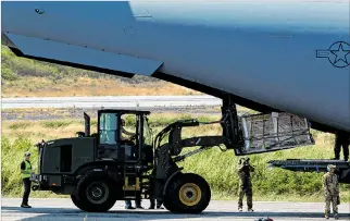  ?? LUISA GONZÁLEZ / REUTERS ?? Colombia. Ayer llegó a Cúcuta el primero de tres aviones de EE. UU. con ayuda humanitari­a para Venezuela.