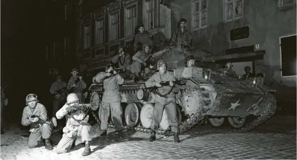 ?? Foto: National Archives, photo. No. 111-SC-349739 ?? Zwei Wochen, bevor der Krieg offiziell zu Ende war, war er es in Nördlingen. Stadtamtma­nn Rudolf Steger übergab US-amerikanis­chen Truppen die Stadt. Dieses Bild zeigt einen US-Panzer bei der Übernahme Nördlingen­s.