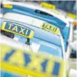  ?? FOTO: DPA ?? Wartende Taxis: Gutscheina­ktionen sind in Ordnung.