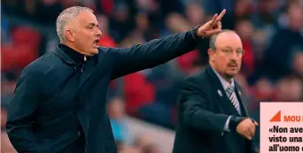  ??  ?? Josè Mourinho, 55 anni, allenatore del Manchester United. Sullo sfondo Benitez EPA