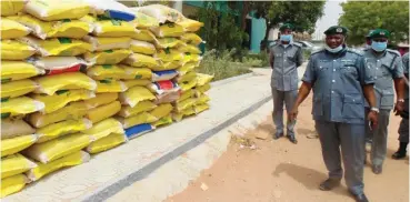  ??  ?? Nigeria Custom Service presents seized smuggled rice to the public in Yola