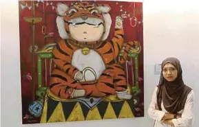  ??  ?? Wan Amy Nazira bersama karya bertajuk Going Wild yang dihasilkan­nya.