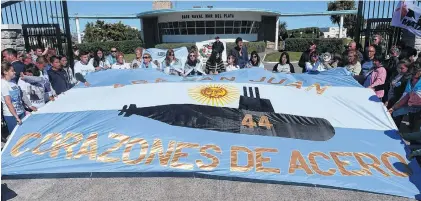  ?? AGENCIA REUTERS ?? Los familiares seguían esperando respuestas tras los anuncios del fin de semana.