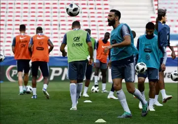  ?? (Photo AFP) ?? Adil Rami et les Bleus ont rendez-vous avec l’Italie de “Super Mario”, ce soir à l’Allianz Riviera. Un match pas comme les autres...