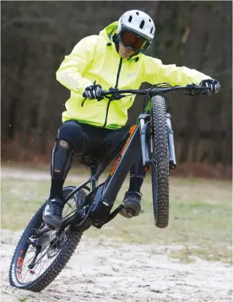  ??  ?? Il a beau être destiné à une pratique trail, le Growler n’en reste pas moins très sympa à piloter et à « décapsuler » !