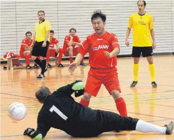  ?? FOTOS: HKB ?? Im Halbfinale der Ü32-Hallenbezi­rksmeister­schaft verlor der SV Gosheim (rote Trikots) gegen den späteren Sieger SV Waldmössin­gen 1:5. Immerhin gelang es dem Gastgeber vom Heuberg, gegen den SVW das einzige Tor im gesamten Turnierver­lauf zu erzielen.