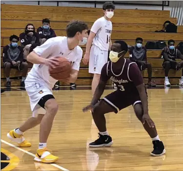  ?? ANDREW ROBINSON/MEDIANEWS GROUP ?? Wissahicko­n’s Jackson Intrieri dribbles while defended by Abington’s Sam McFarlane (3) on Friday night.