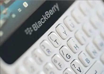  ?? REGIS DUVIGNAU / REUTERS ?? El teclado completo fue una caracterís­tica de la mayoría de los móviles BlackBerry