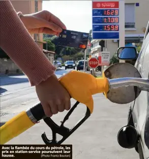  ?? ?? Avec la flambée du cours du pétrole, les prix en station-service poursuiven­t leur hausse.