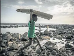  ?? THE NEW YORK TIMES / TRAVEL ?? EL MAR. La ciudad creció alrededor de un fuerte y el contacto con las aguas del Atlántico marca la vida cotidiana. Las playas de Yoff y la isla Ngor son de los mejores lugares nuevos para ir con la familia a aprender surf, a pesar de que hay zonas rocosas.