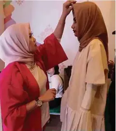  ??  ?? PEMAKAIAN tudung ke pejabat perlu selesa dan dalam masa sama tidak mengetepik­an gaya.