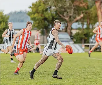  ?? ?? Getting a kick away is Poowong player Ben Peters. Photograph­s by FEARGHUS BROWNE.