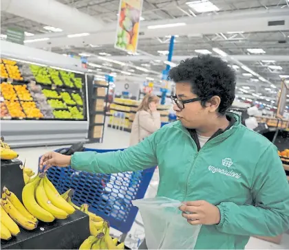  ?? LUCÍA MERLE ?? Compra. Tras recibir un pedido, Edison elige ayer los productos en un súper de Villa Pueyrredón.