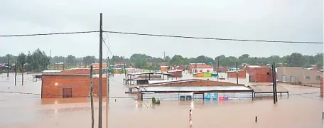  ??  ?? Viviendas anegadas en el asentamien­to Aquino Kue. Numerosas familias fueron evacuadas del lugar.