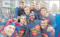  ?? FOTOS: TWITTER/INSTAGRAM ?? Los jugadores del Barça, felices en el bus descapotab­le en la fiesta del doblete, donde corrió la cerveza y las bromas fueron constantes. Los aficionado­s respondier­on en las calles de Barcelona durante la rúa