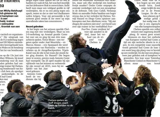  ?? FOTO PHOTO NEWS ?? Chelseaspe­lers en staff dragen coach Conte op handen na de match.