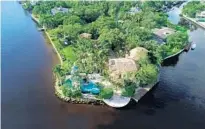  ?? JOHN FLOYD SR./TNS ?? The waterfront estate owned by the late billionair­e H. Wayne Huizenga has a pagoda overlookin­g a swimming pool.