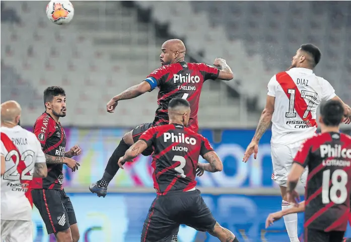  ?? Ap ?? Apenas en el tiempo adicionado River consiguió, al menos, un empate en Curitiba: de cabeza, el chileno Paulo Díaz ganó arriba de todos