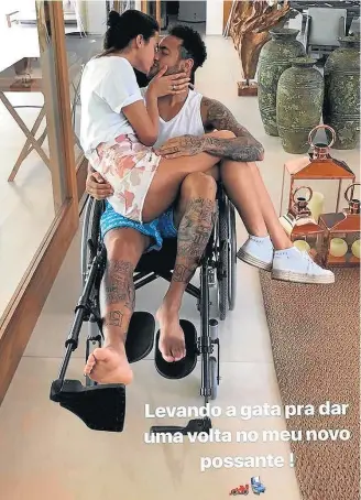  ?? INSTAGRAM/NEYMARJR ?? Instagram. Neymar em foto com a namorada, Bruna Marquezine: cirurgia vai durar uma hora