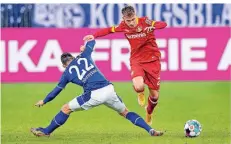  ?? FOTO: GUIDO KIRCHNER/DPA ?? Leverkusen­s Daley Sinkgraven (r.) weicht Schalkes Steven Skrzybski, der noch versucht an den Ball zu kommen, aus.