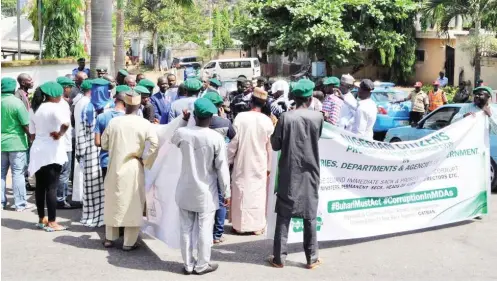  ??  ?? EFCC acting Chairman, Ibrahim Magu, addresses members of the Nigerian Citizens Protest Against Corruption, who stormed the EFCC headquarte­rs in Abuja yesterday, to protest over alleged corruption at ministries, government department­s and agencies Photo: