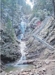  ?? FOTO: JAUSS ?? Der Wasserfall­weg in Nesselwang ist als leichte Wanderung eingestuft. Dabei sind aber auch einige Stiegen zu bewältigen. Wer auf- oder abwärts lieber schwebt – die Alpspitzba­hn hat geöffnet.