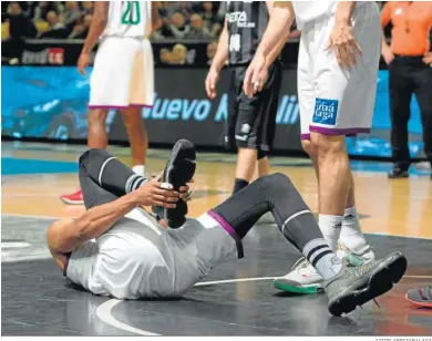  ?? AITOR ARRIZABALA­GA ?? Un jugador profesiona­l de baloncesto se duele del pie tras una caída.
